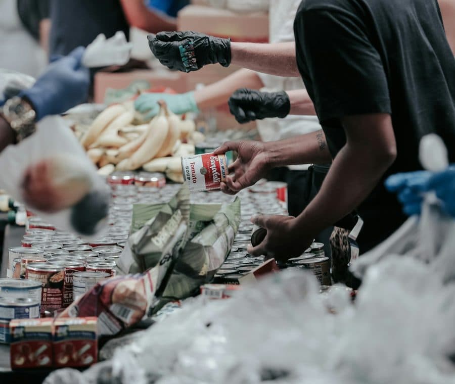 Des bénévoles trient des denrées dans une épicerie sociale