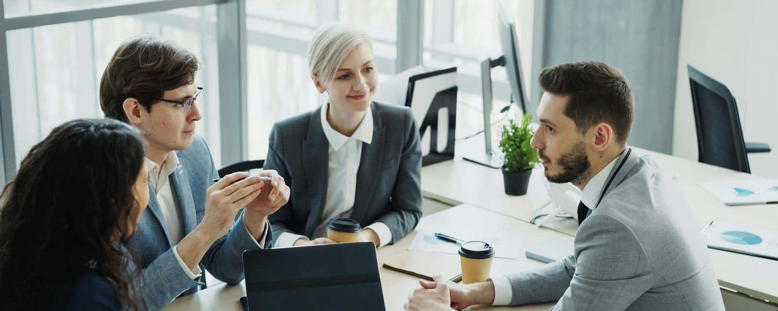 Une équipe de direction en réunion dans un bureau lumineux